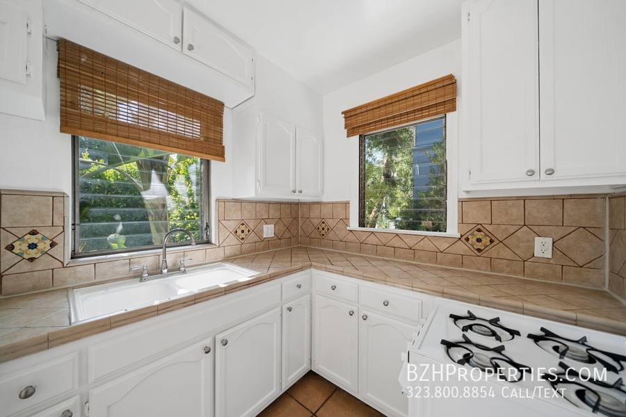 Apartment for rent at 612 S Dunsmuir Ave #1, Los Angeles, CA 90036