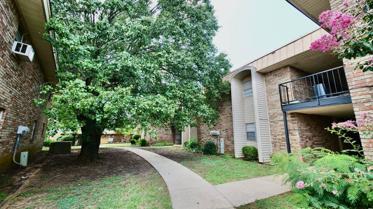 Apartment for rent at 1001 E Independence St, Shawnee, OK 74804
