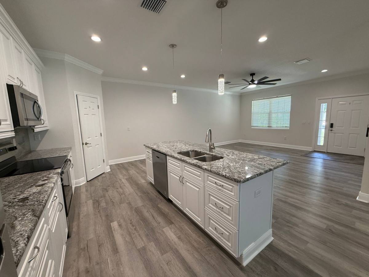 Apartment for rent at 1311 W Washington St, Plant City, FL 33563