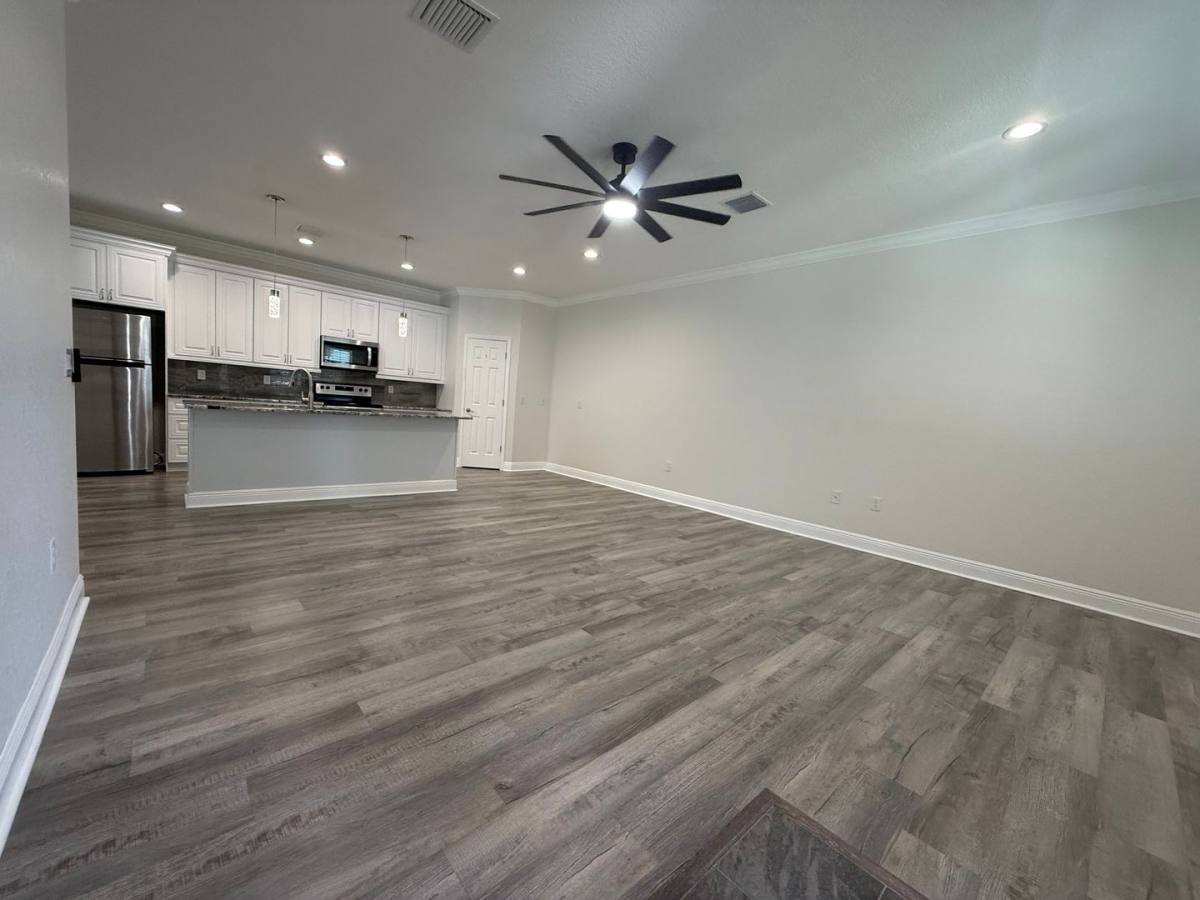 Apartment for rent at 1311 W Washington St, Plant City, FL 33563