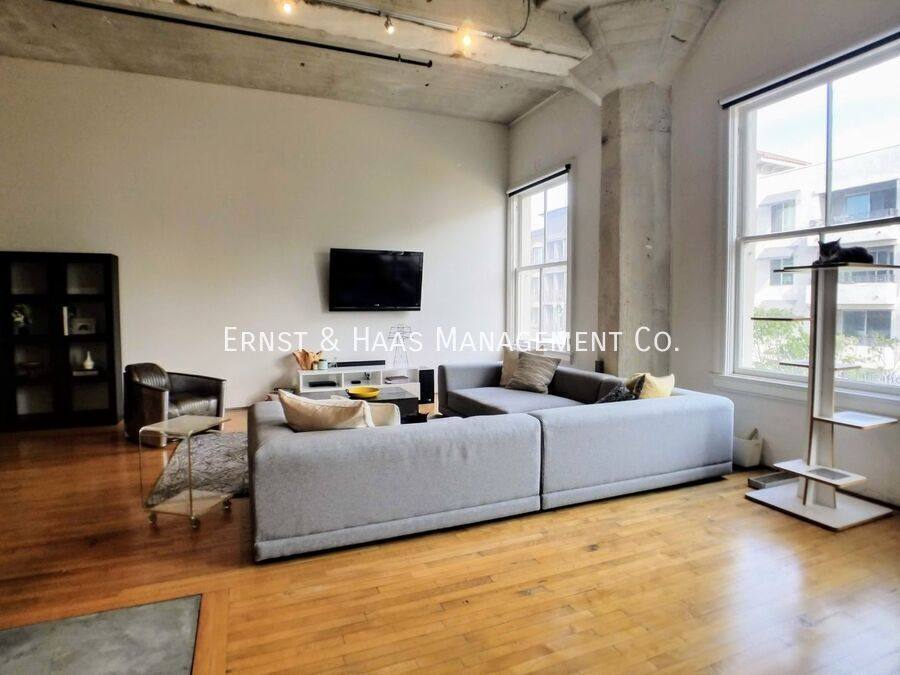 Apartment for rent at 115 W 4th St #210, Long Beach, CA 90802
