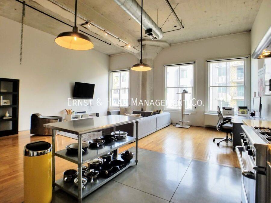 Apartment for rent at 115 W 4th St #210, Long Beach, CA 90802