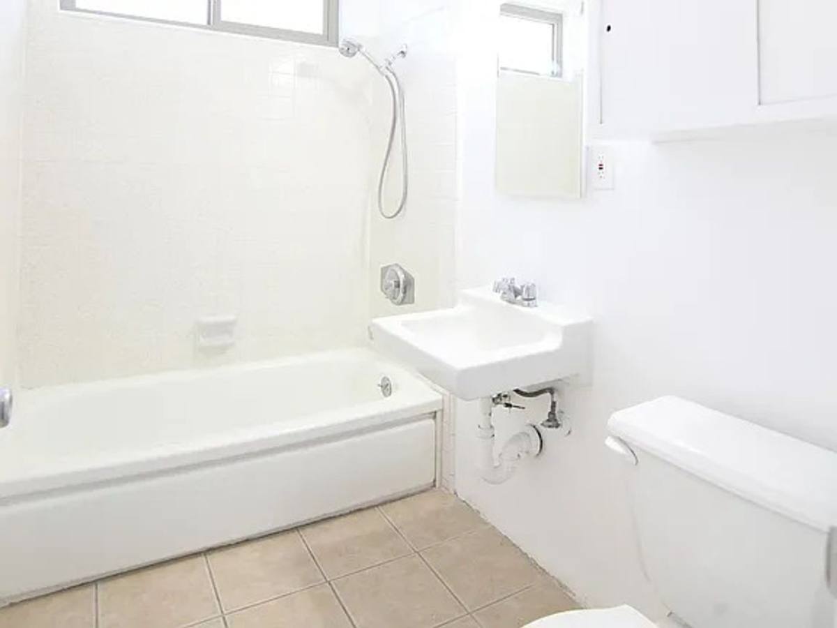 Apartment for rent at 1226 N Commonwealth, Los Angeles, CA 90029