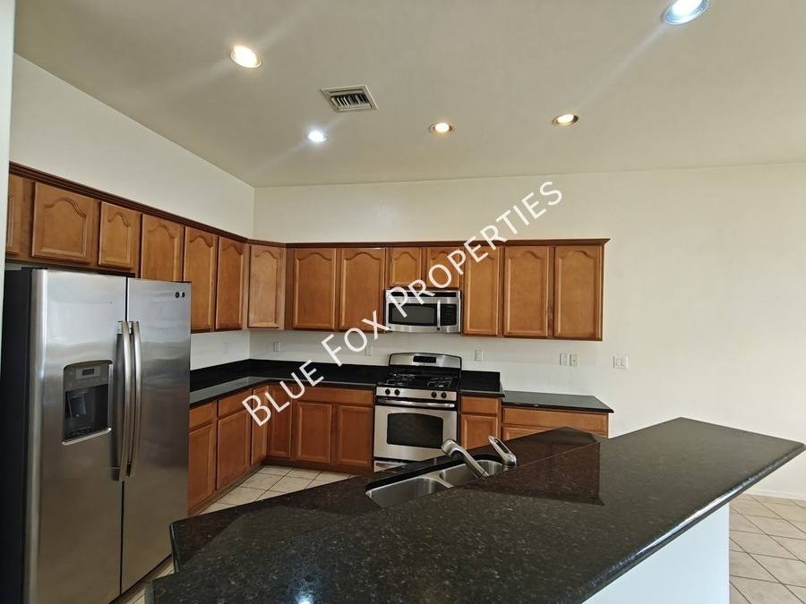 House for rent at 324 N Oak Tree Canyon Loop, Sahuarita, AZ 85629