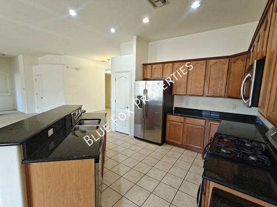 House for rent at 324 N Oak Tree Canyon Loop, Sahuarita, AZ 85629