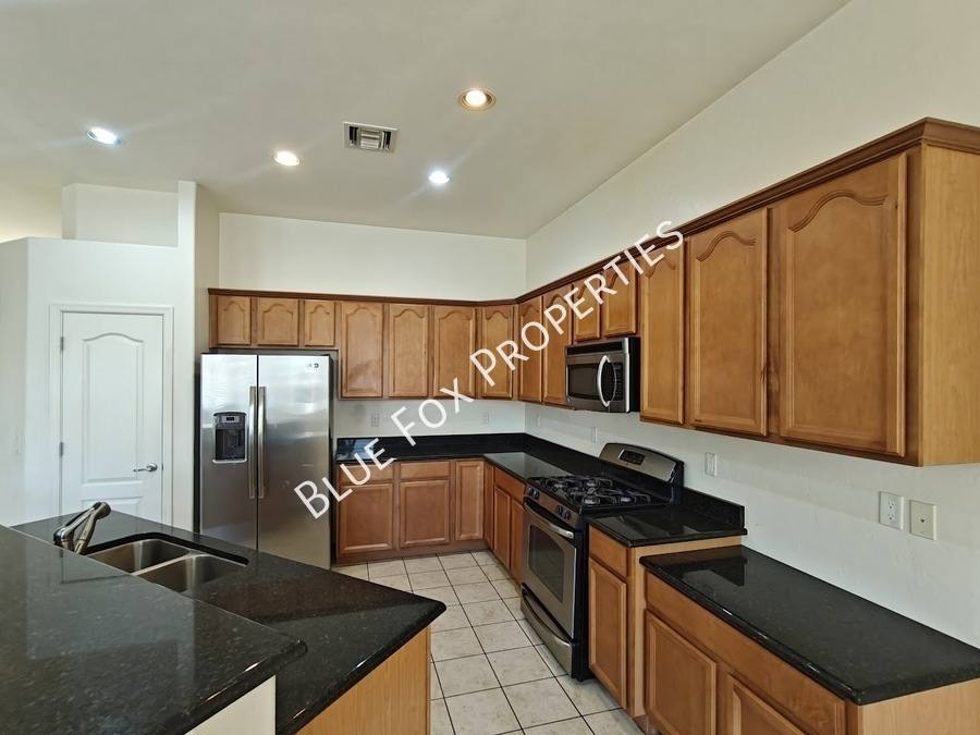 House for rent at 324 N Oak Tree Canyon Loop, Sahuarita, AZ 85629
