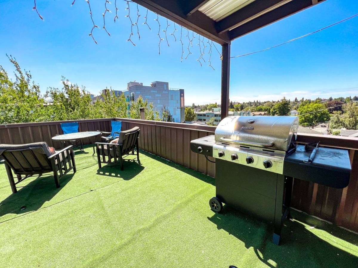 Apartment for rent at 5505 15th Ave NE, Seattle, WA 98105