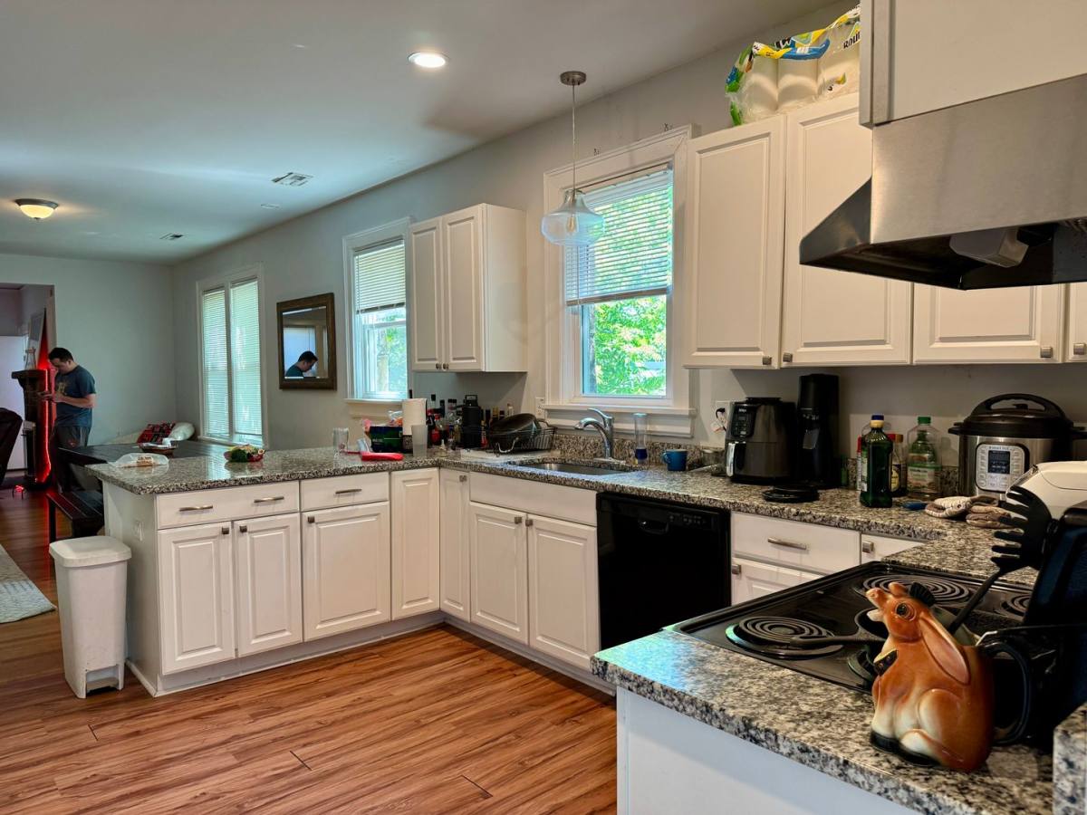 Apartment for rent at 905 W Peace St, Raleigh, NC 27605