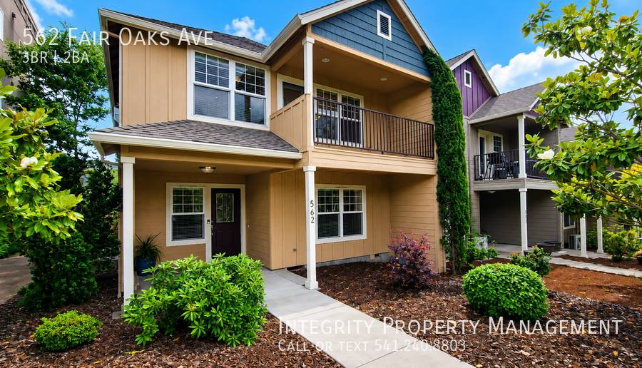 Townhouse for rent at 562 Fair Oaks Ave, Ashland, OR 97520