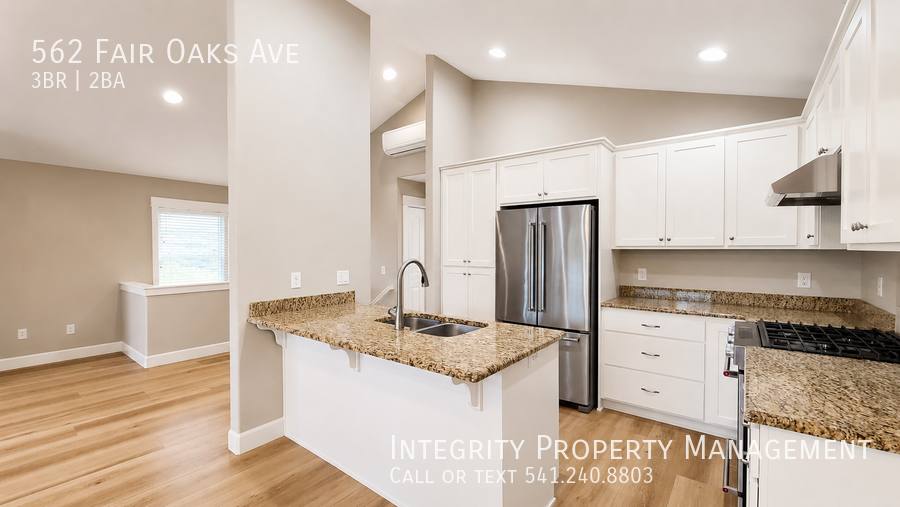 Townhouse for rent at 562 Fair Oaks Ave, Ashland, OR 97520
