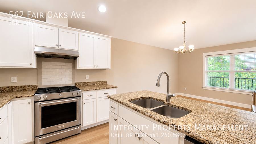 Townhouse for rent at 562 Fair Oaks Ave, Ashland, OR 97520