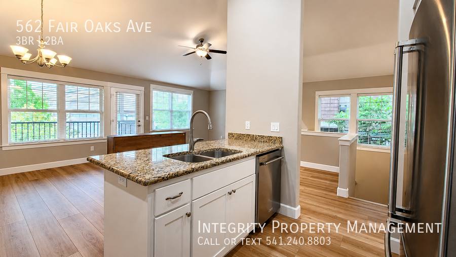 Townhouse for rent at 562 Fair Oaks Ave, Ashland, OR 97520