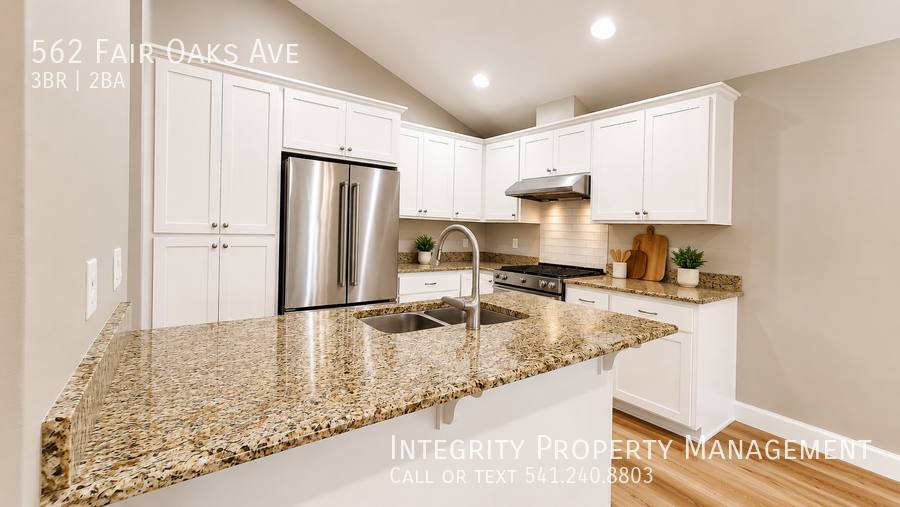 Townhouse for rent at 562 Fair Oaks Ave, Ashland, OR 97520