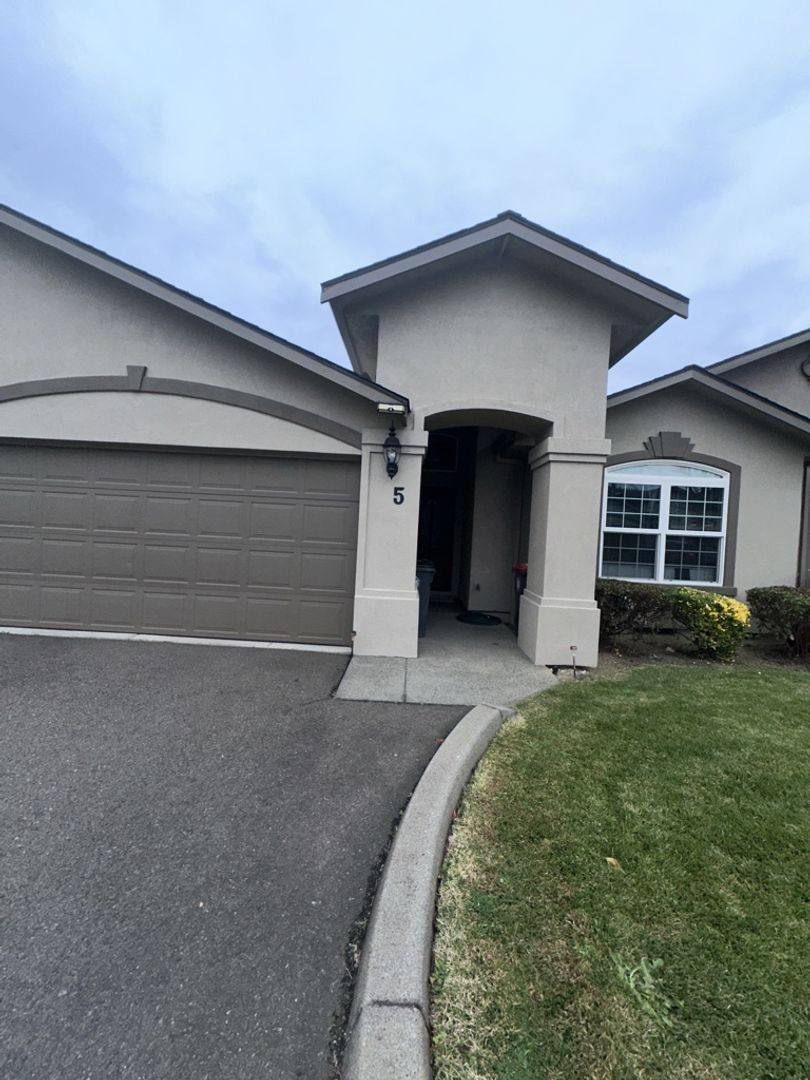 Apartment for rent at 2731 Crater Lake Ave, Medford, OR 97504