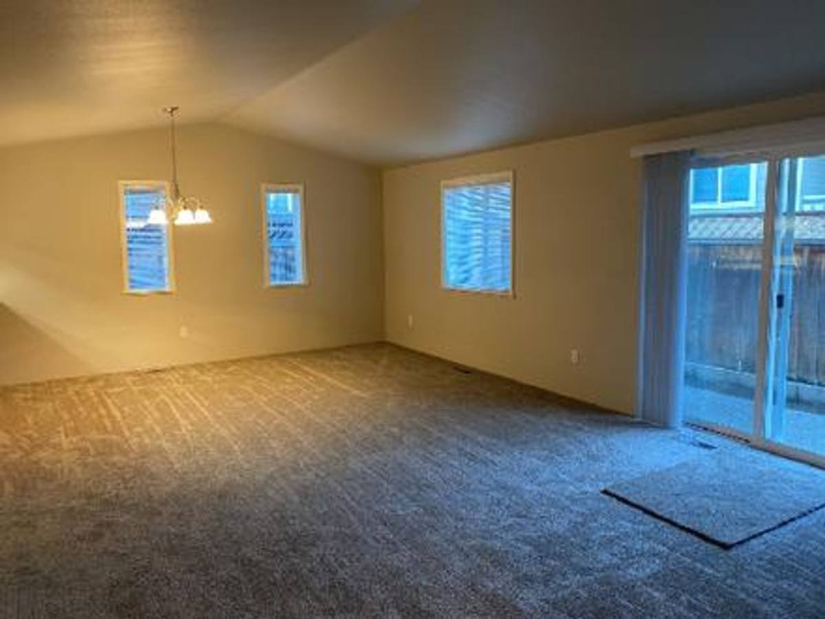 Apartment for rent at 2731 Crater Lake Ave, Medford, OR 97504