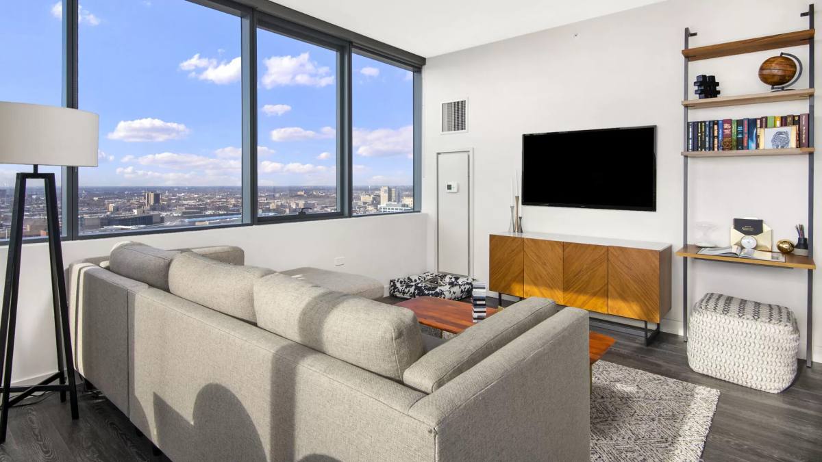 Apartment for rent at 811 W Agatite Ave, Chicago, IL 60640