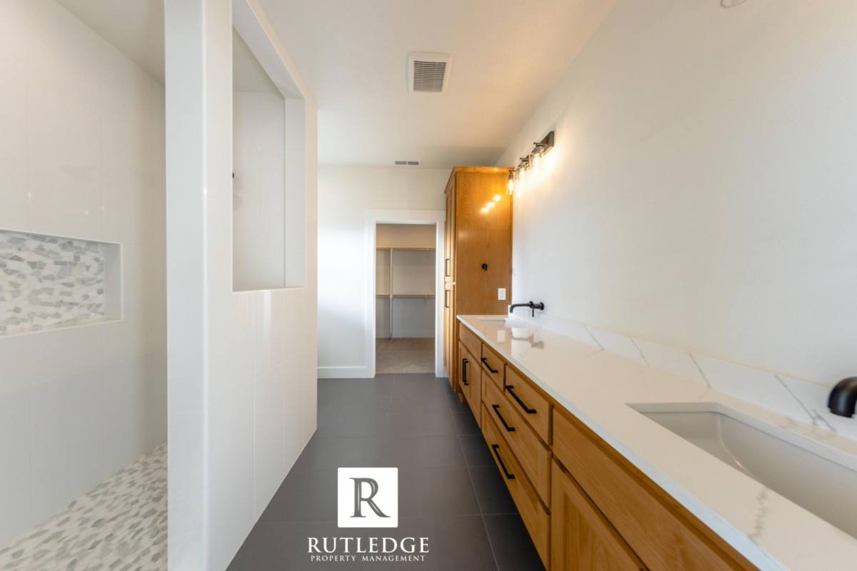 House for rent at 3282 Sky Way, Medford, OR 97504