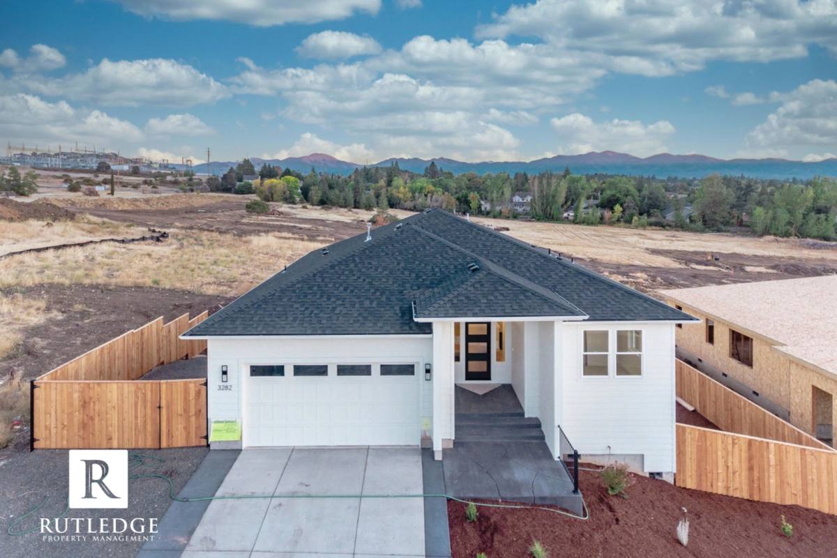House for rent at 3282 Sky Way, Medford, OR 97504