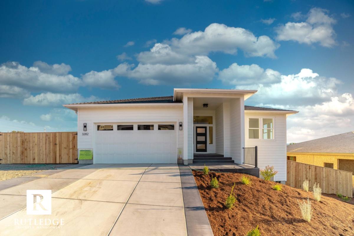 House for rent at 3282 Sky Way, Medford, OR 97504