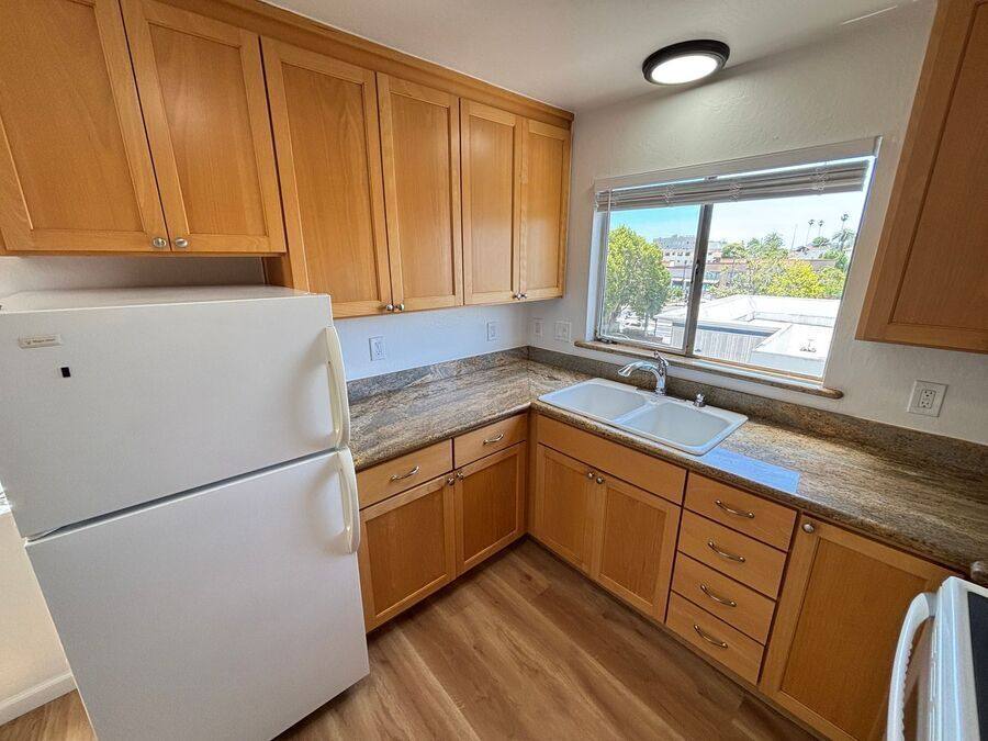 Apartment for rent at 210 Athol Ave #10, Oakland, CA 94606