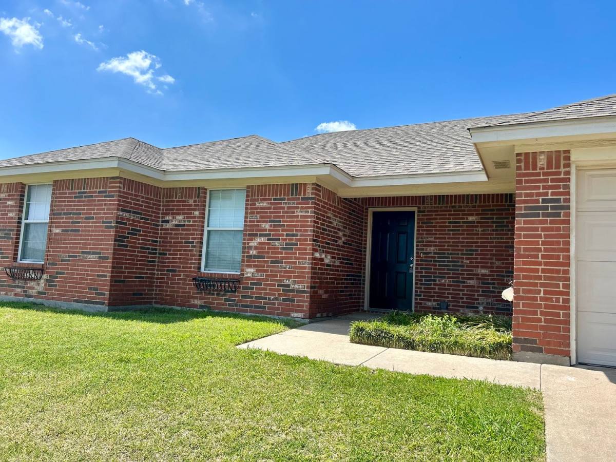 House for rent at 2608 Castle Pines, Burleson, TX 76028