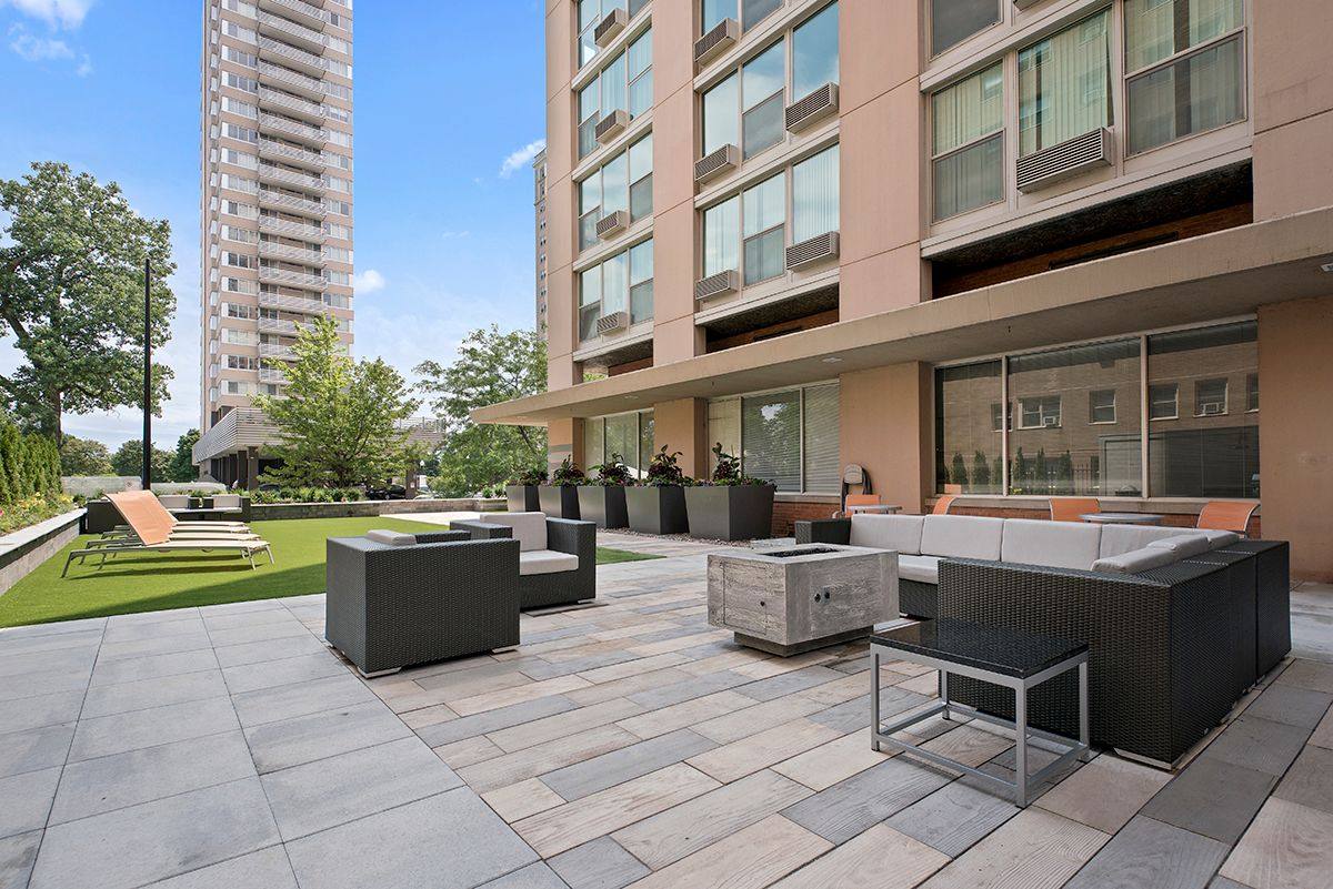 Apartment for rent at 5600 N Sheridan Rd, Chicago, IL 60660