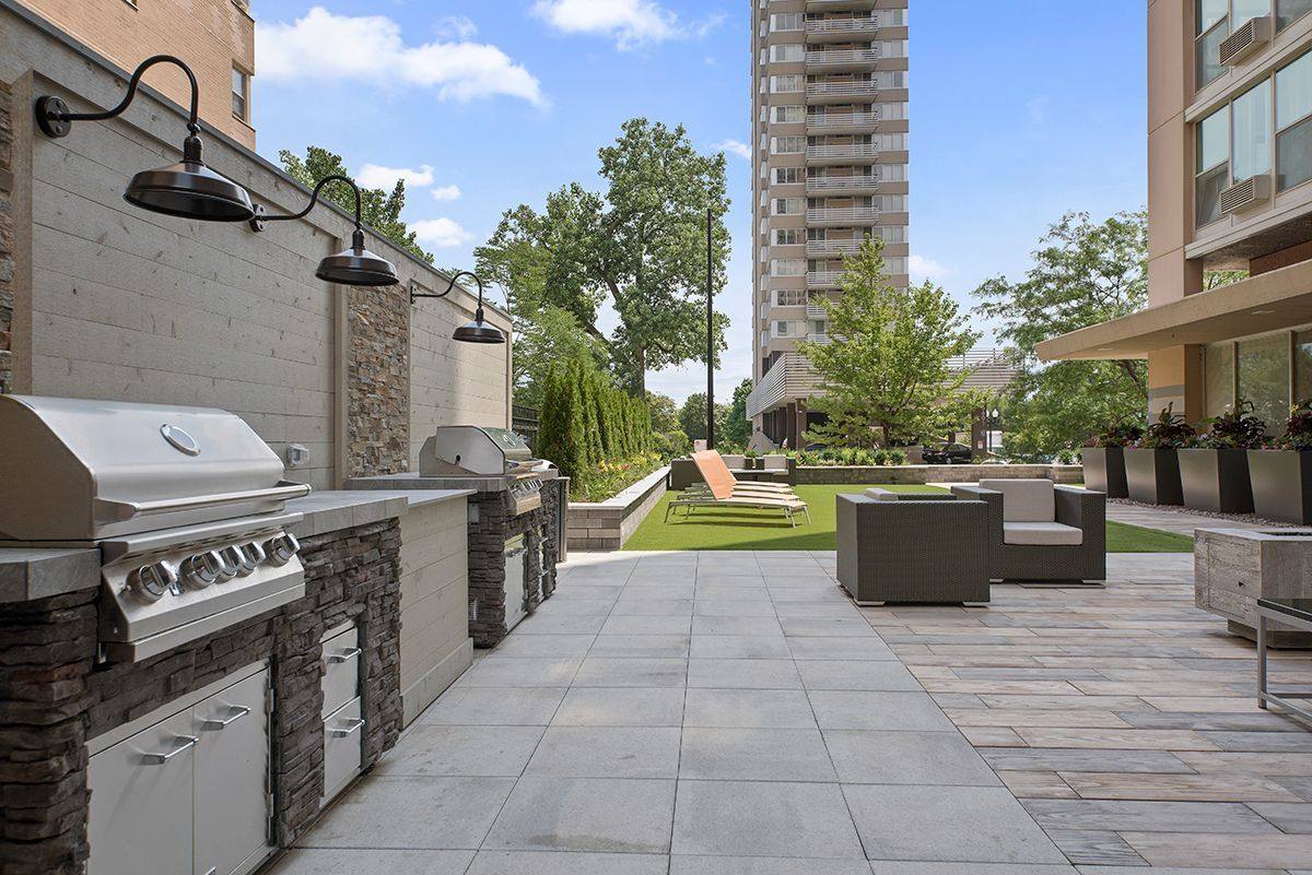 Apartment for rent at 5600 N Sheridan Rd, Chicago, IL 60660