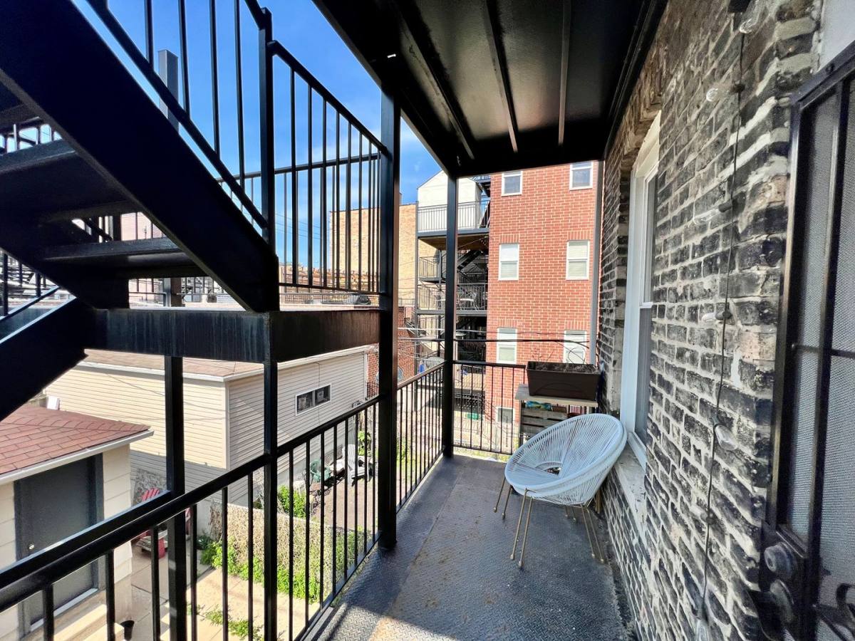 Apartment for rent at 1508 W Chestnut St, Chicago, IL 60642