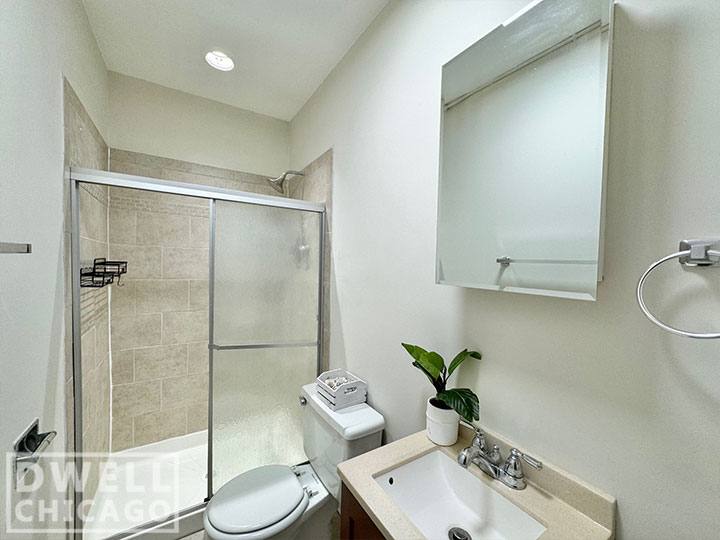 Apartment for rent at 915 W Waveland #1A, Chicago, IL 60613