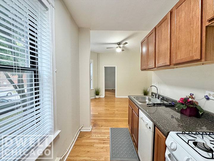 Apartment for rent at 915 W Waveland #1A, Chicago, IL 60613