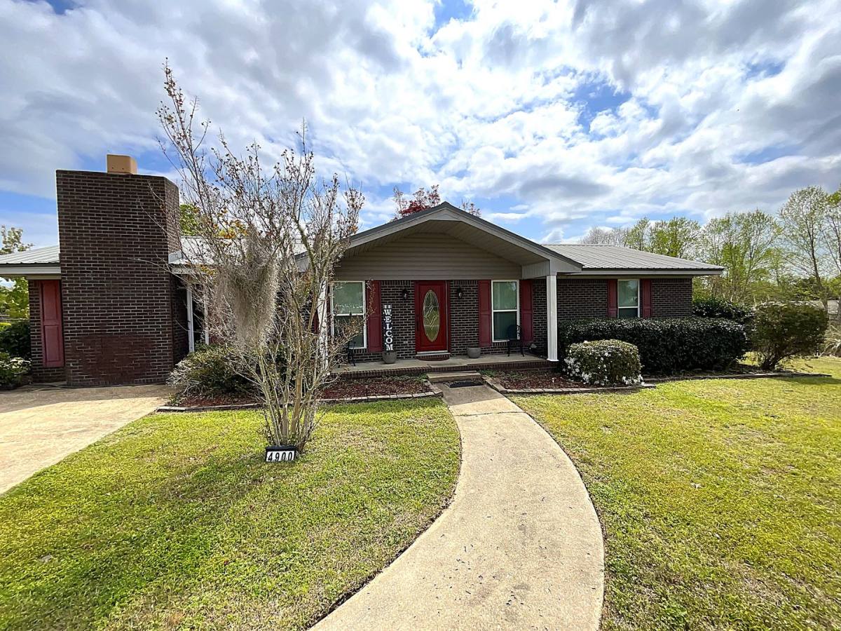 House for rent at 4900 Davis Dr, Marianna, FL 32446
