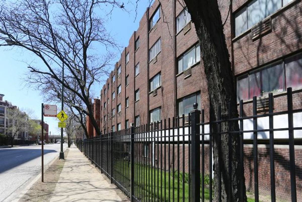 Apartment for rent at 1040 W Hollywood Ave, Chicago, IL 60660