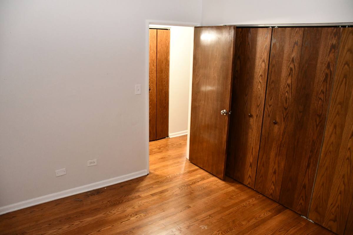 Apartment for rent at 1040 W Hollywood Ave, Chicago, IL 60660