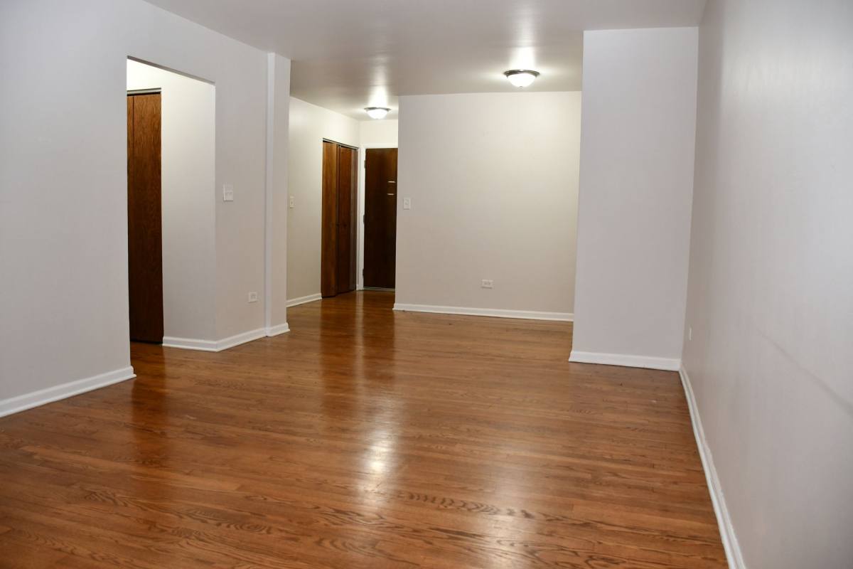 Apartment for rent at 1040 W Hollywood Ave, Chicago, IL 60660