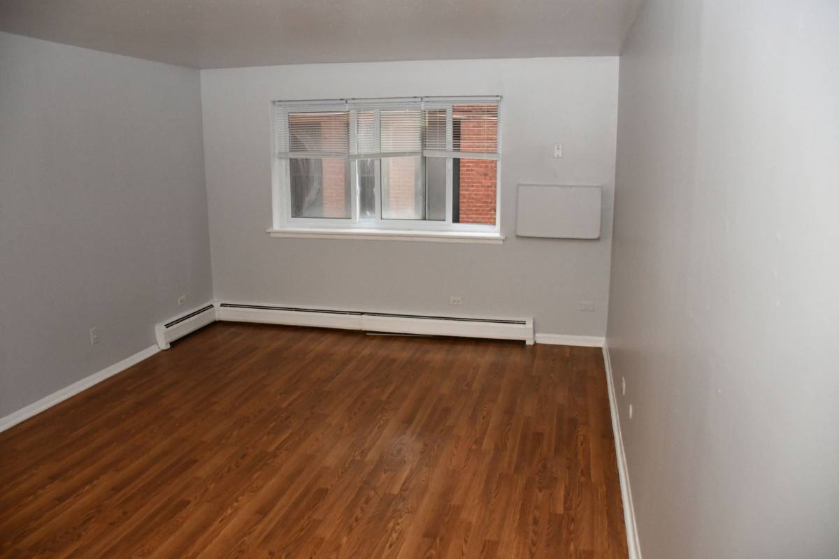 Apartment for rent at 1040 W Hollywood Ave, Chicago, IL 60660