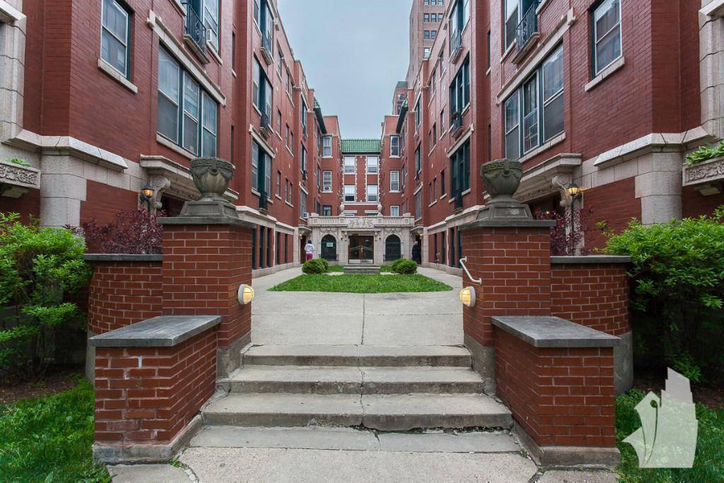 Apartment for rent at 432 W Surf St, Chicago, IL 60657