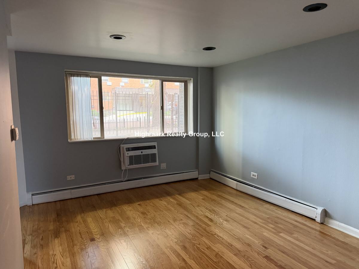 Apartment for rent at 5820 N Sheridan Rd, Chicago, IL 60626