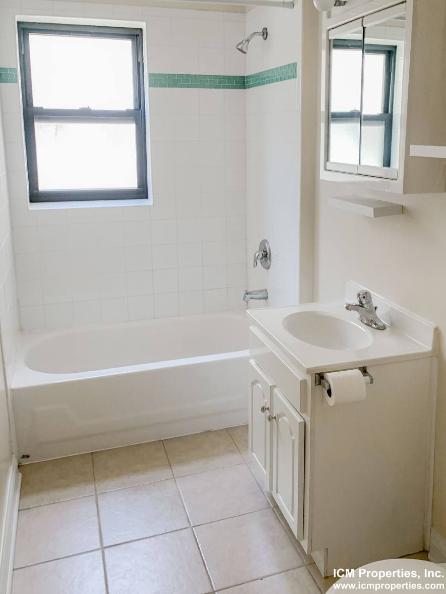 Apartment for rent at 512 W Cornelia Ave #210, Chicago, IL 60657