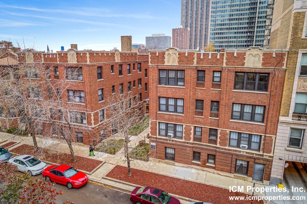 Apartment for rent at 512 W Cornelia Ave #210, Chicago, IL 60657