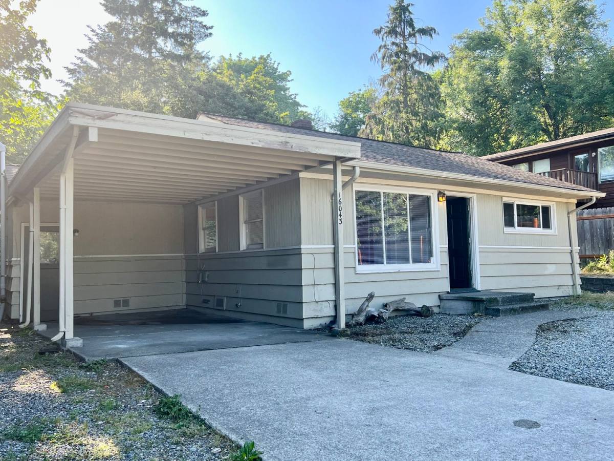 House for rent at 16043 Sylvester Rd SW, Seattle, WA 98166
