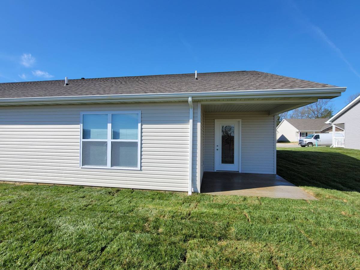 Apartment for rent at 106 Acorn Creek Rd, Washington, MO 63090