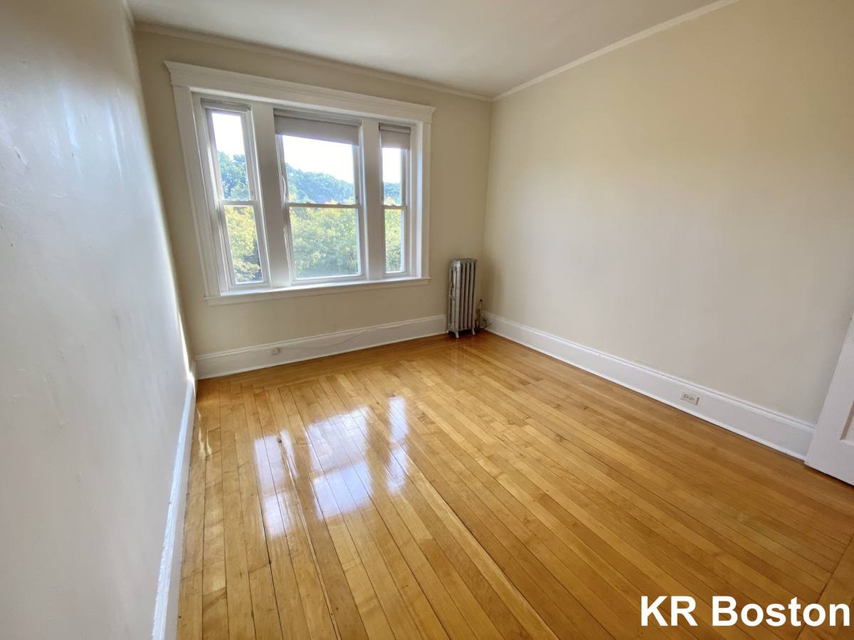 Apartment for rent at 1822 Beacon St #7, Brookline, MA 02445