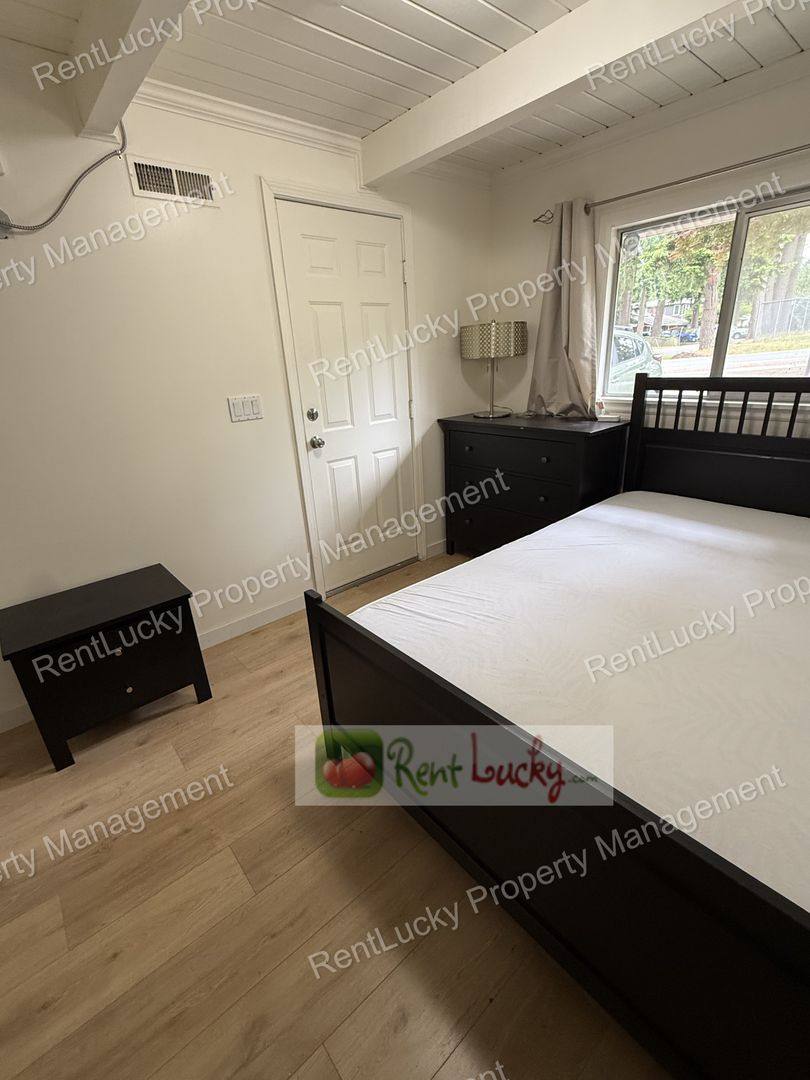 Apartment for rent at 12835 NE 104th St #B, Kirkland, WA 98033