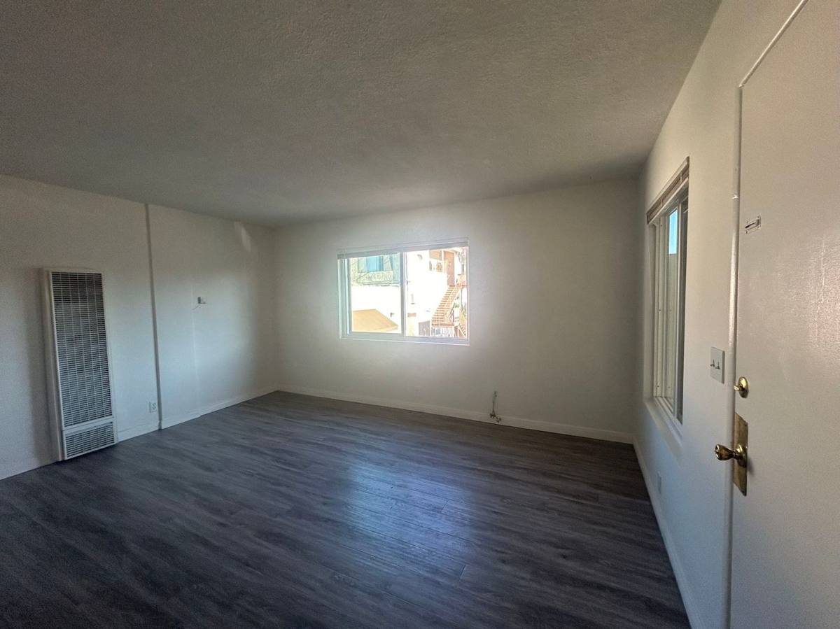 Apartment for rent at 422 Almond Ave, Long Beach, CA 90802