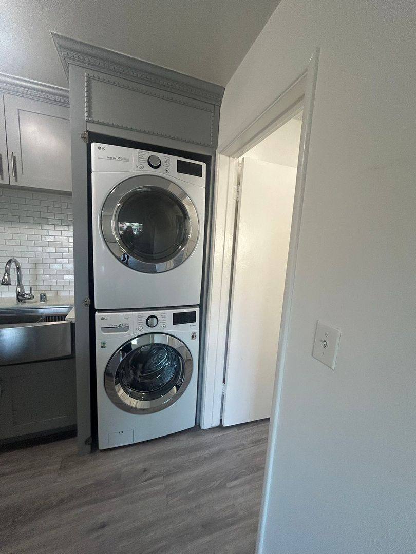 Apartment for rent at 422 Almond Ave, Long Beach, CA 90802