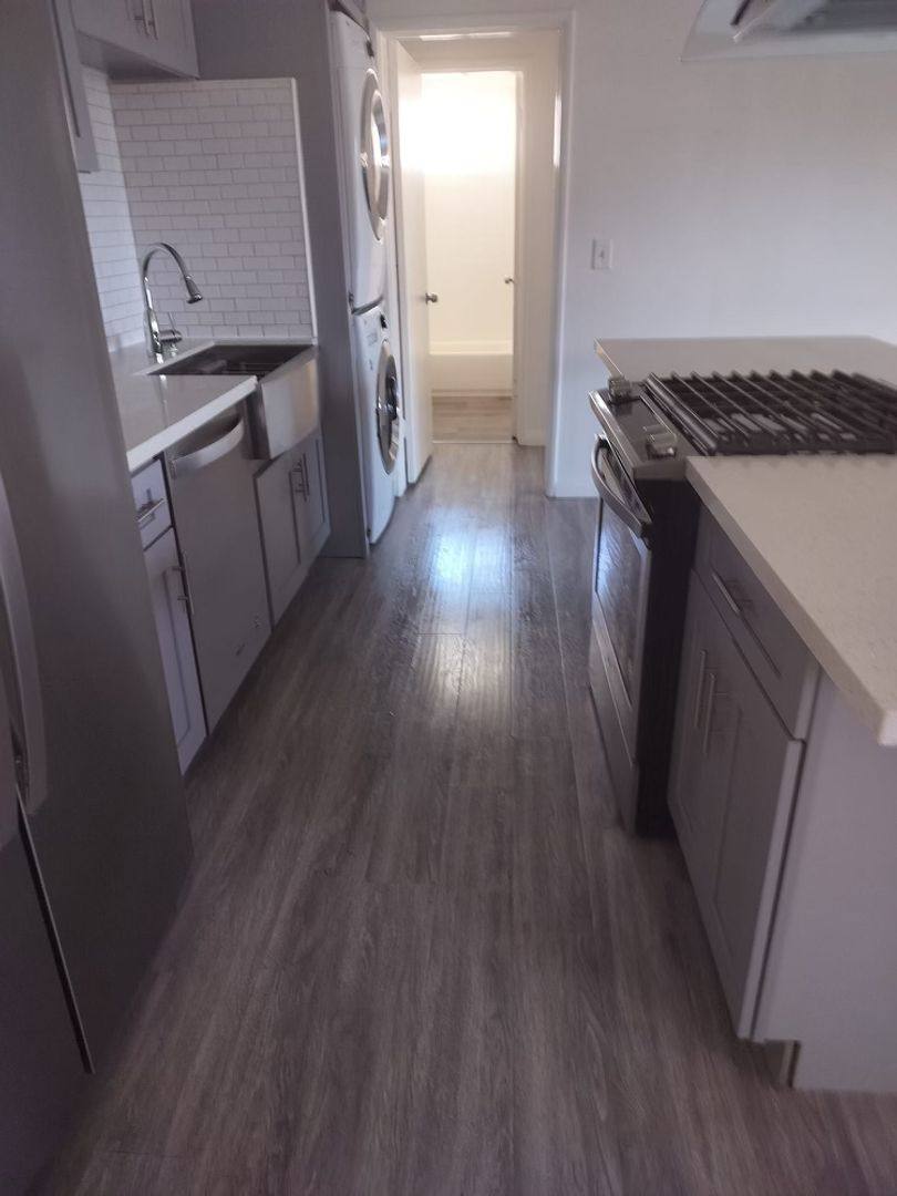 Apartment for rent at 422 Almond Ave, Long Beach, CA 90802