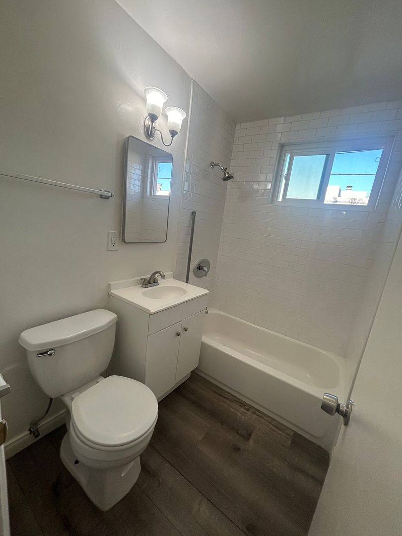 Apartment for rent at 422 Almond Ave, Long Beach, CA 90802