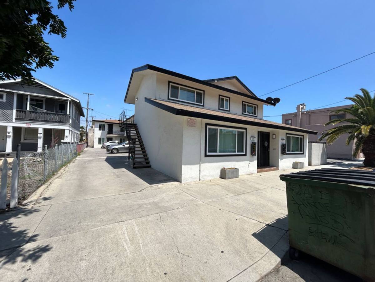 Apartment for rent at 422 Almond Ave, Long Beach, CA 90802