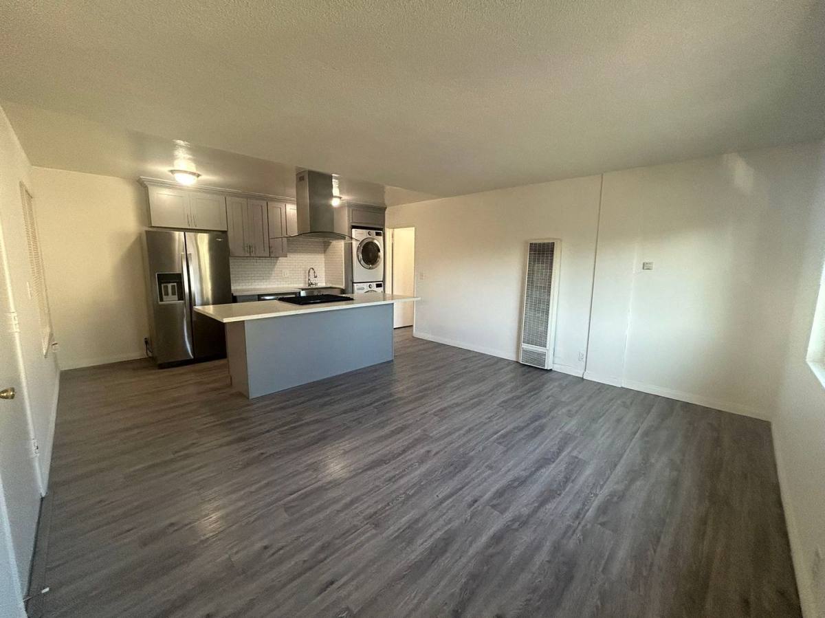 Apartment for rent at 422 Almond Ave, Long Beach, CA 90802