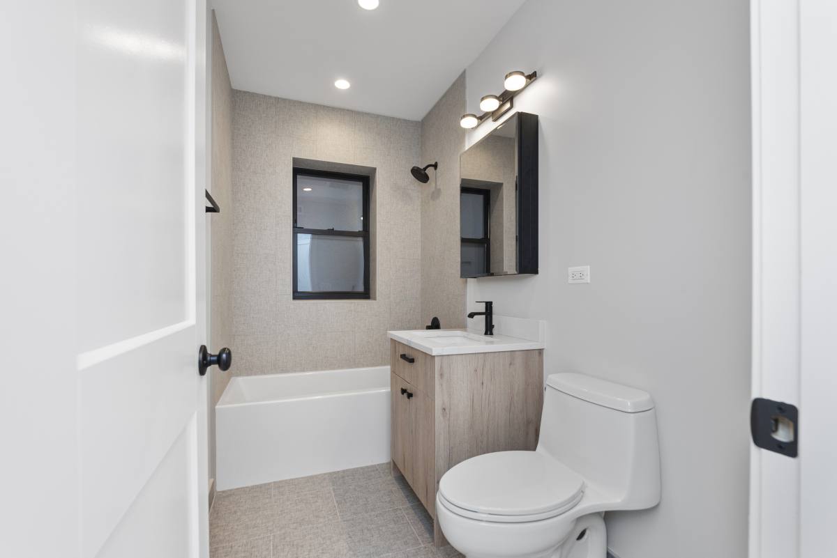 Apartment for rent at 1908 W Winnemac Ave #2, Chicago, IL 60640